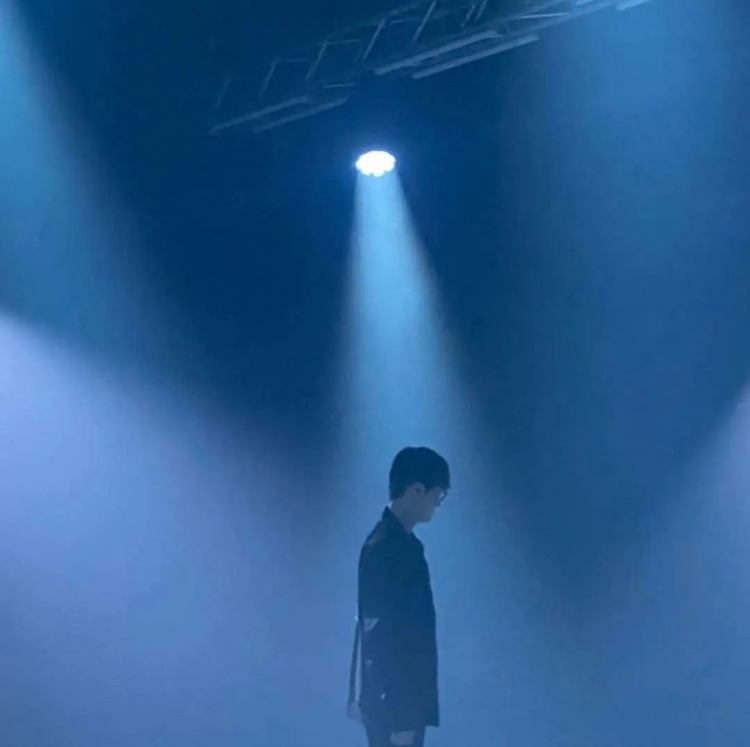 Faker社媒分享2025历程照片：Goodbye，2025！