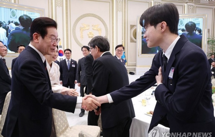 韩媒:李在明总统向职业游戏玩家Faker李相赫颁发了青龙勋章